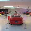 Intérieur du Museo Ferrari à Maranello, voiture de sport en exposition