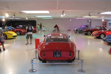 Intérieur du Museo Ferrari à Maranello, voiture de sport en exposition