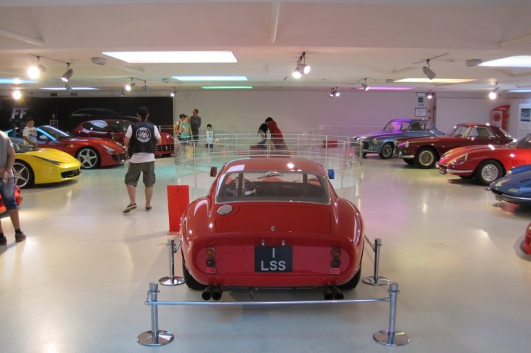 Intérieur du Museo Ferrari à Maranello, voiture de sport en exposition