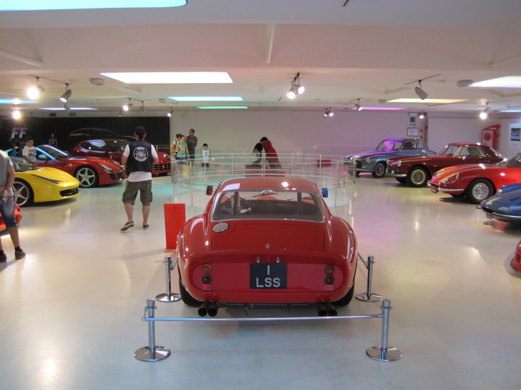 Intérieur du Museo Ferrari à Maranello, voiture de sport en exposition