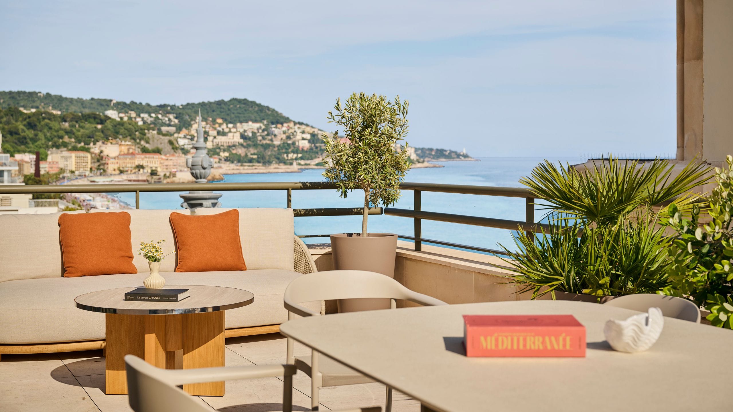 Terrasse d’une suite panoramique avec vue mer à l’Hôtel Palais de la Méditerranée, Nice