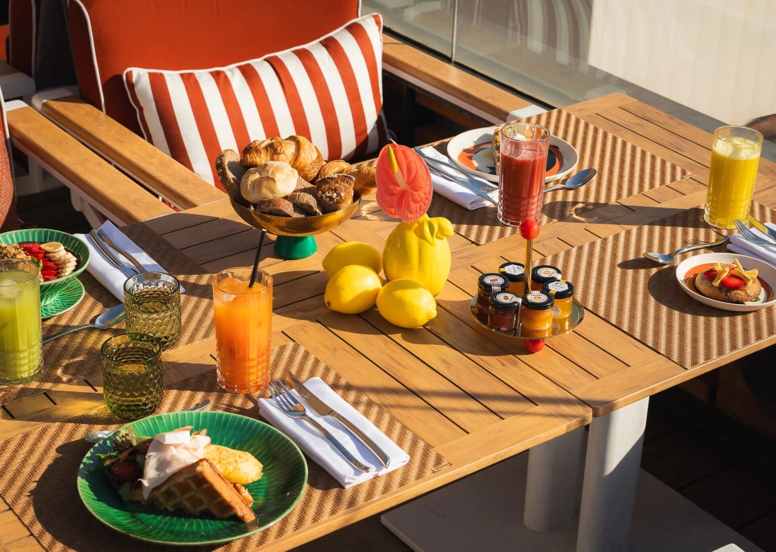 Petit-déjeuner du rooftop La Dolce Vitae : viennoiseries, jus frais et gaufres au Majestic Hotel Barcelona