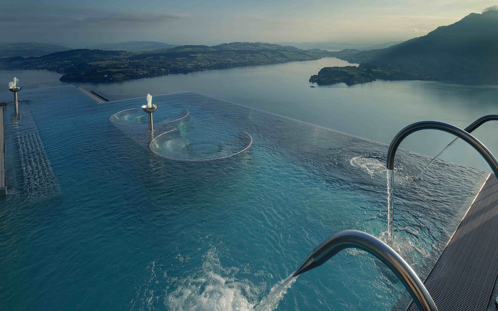 Piscine à débordement de l'Alpine Spa du Bürgenstock face au lac des Quatre-Cantons