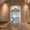 Piscine intérieure de spa dans un hôtel de luxe