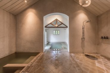 Piscine intérieure de spa dans un hôtel de luxe