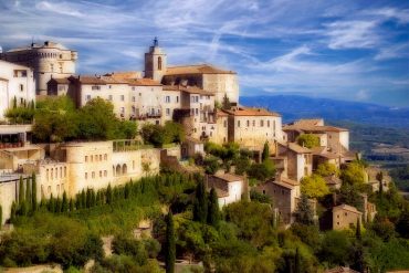 Gordes, village perché de Provence, terre d'hôtels de charme