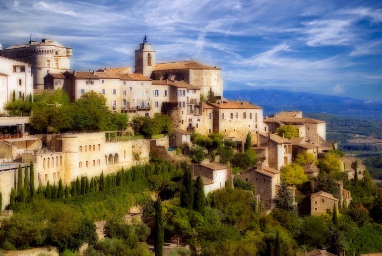 Gordes, village perché de Provence, terre d'hôtels de charme