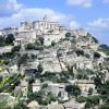 Le village de Gordes perché dans le Luberon, en Provence
