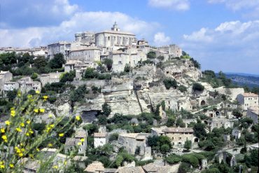 Le village de Gordes perché dans le Luberon, en Provence