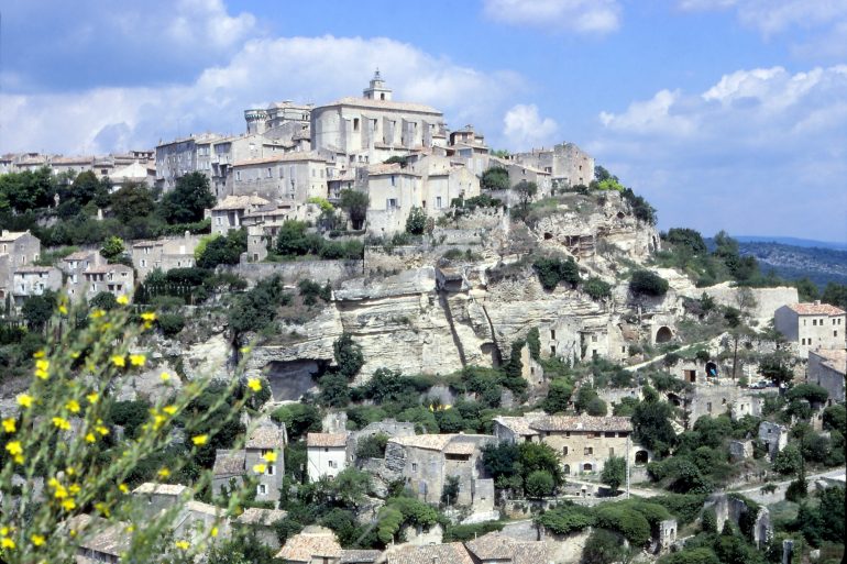Le village de Gordes perché dans le Luberon, en Provence