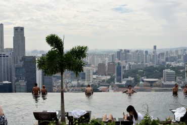 La piscine à débordement du SkyPark de Marina Bay Sands à Singapour