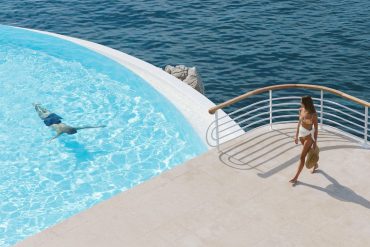 La piscine à débordement de l'Hôtel du Cap-Eden-Roc face à la Méditerranée