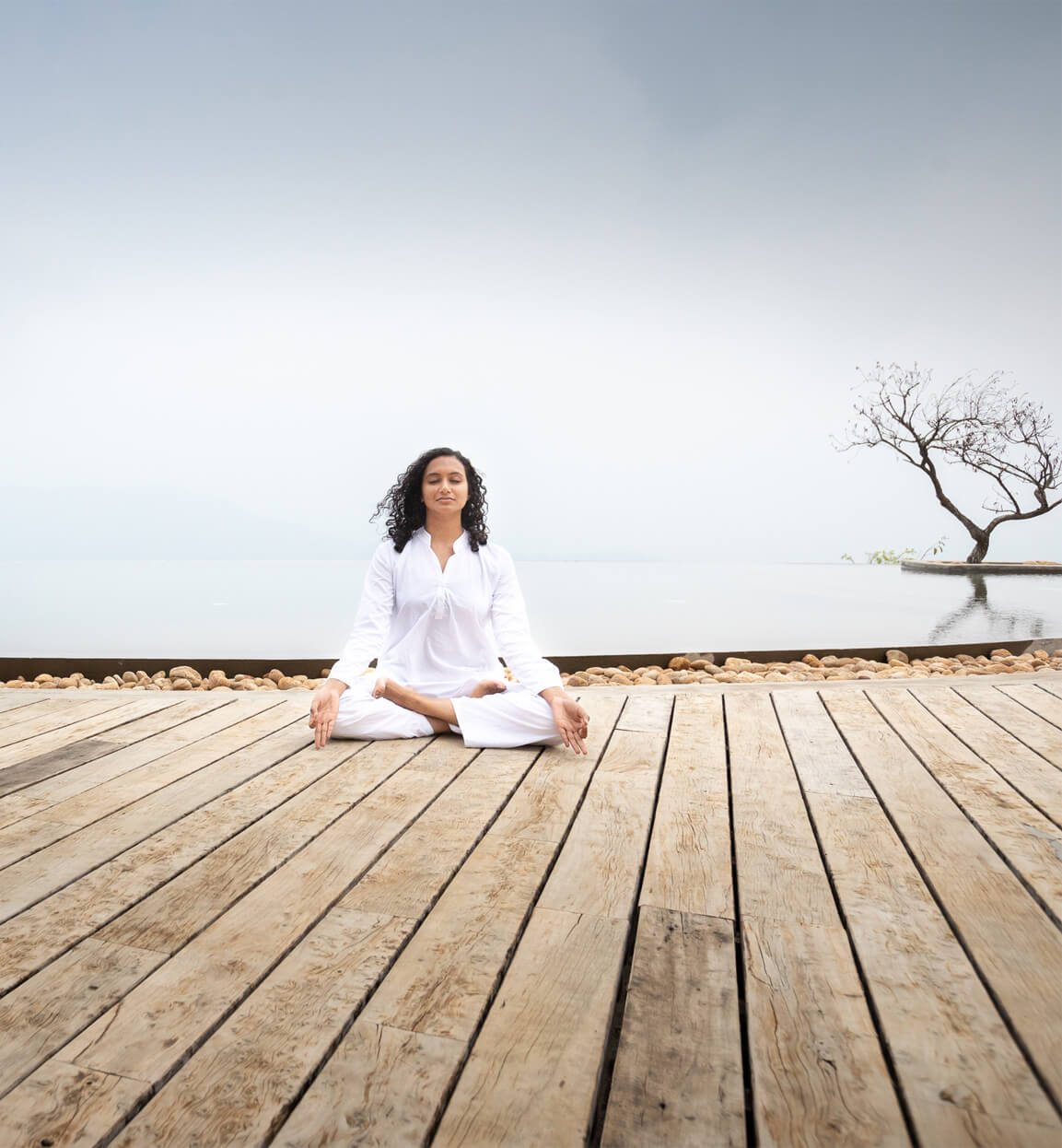Méditation face aux montagnes à Prakriti Shakti, Kerala