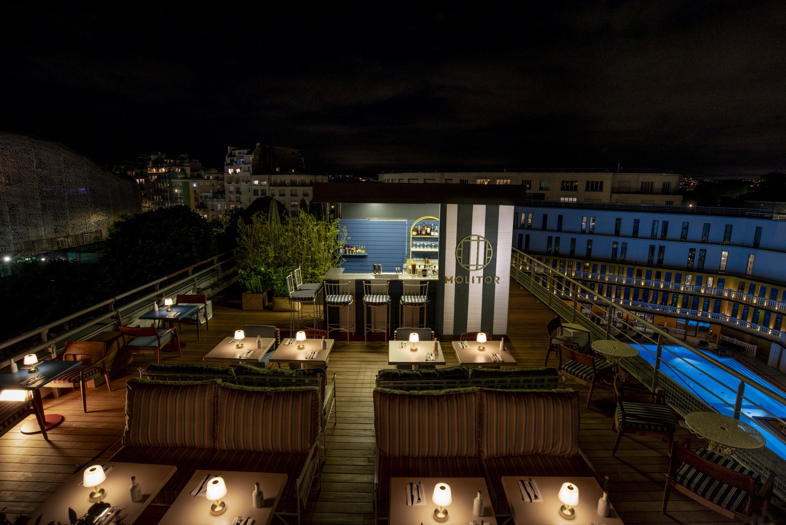 Le Rooftop Molitor de nuit au-dessus du bassin Art déco illuminé, à Paris