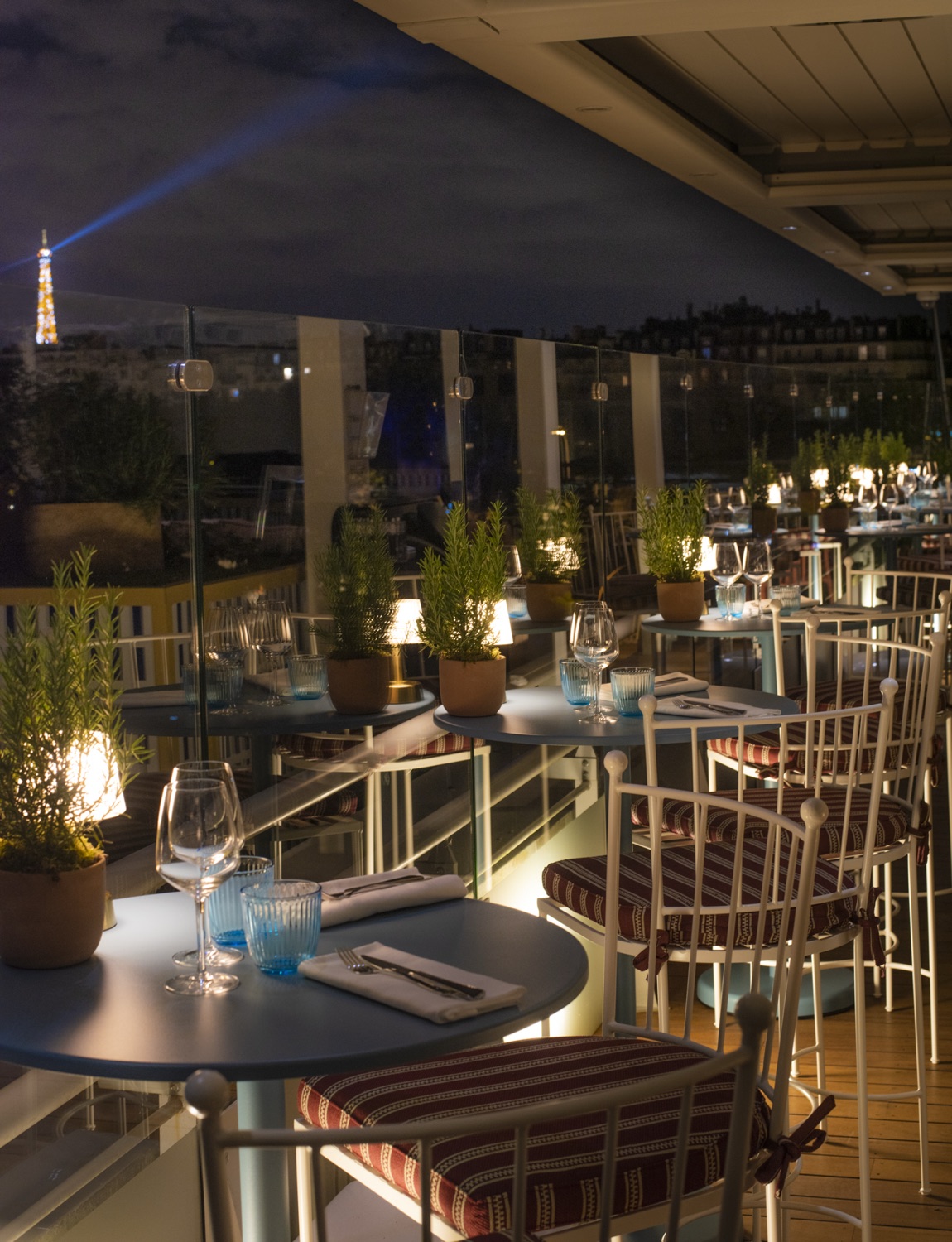 Vue sur la tour Eiffel depuis la terrasse du Rooftop Molitor à Paris