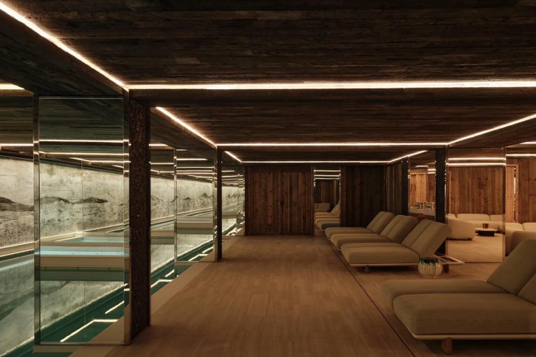 La piscine intérieure du spa Asaya au Rosewood Courchevel