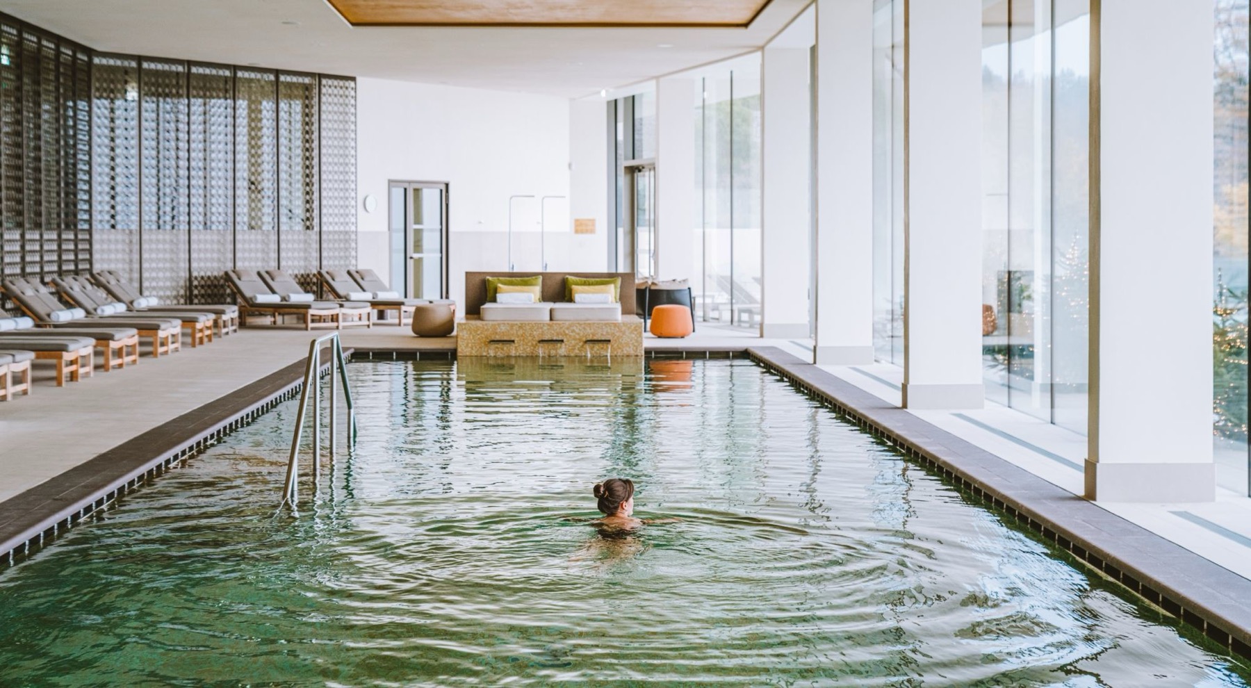 Indoor pool at the Royal Champagne spa in Champillon