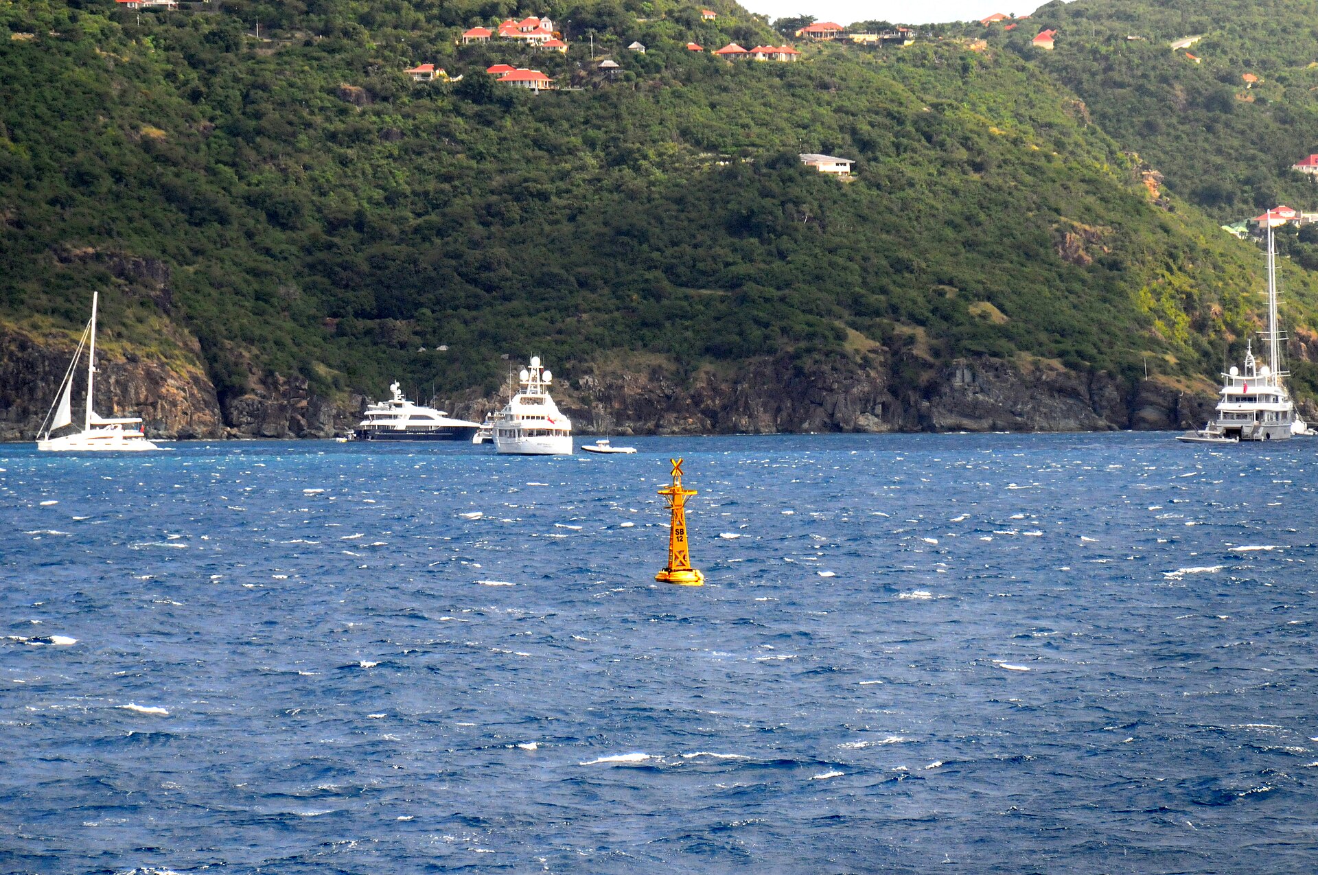 Yachts dans la baie de Saint-Barthélemy, symbole du luxe caribéen
