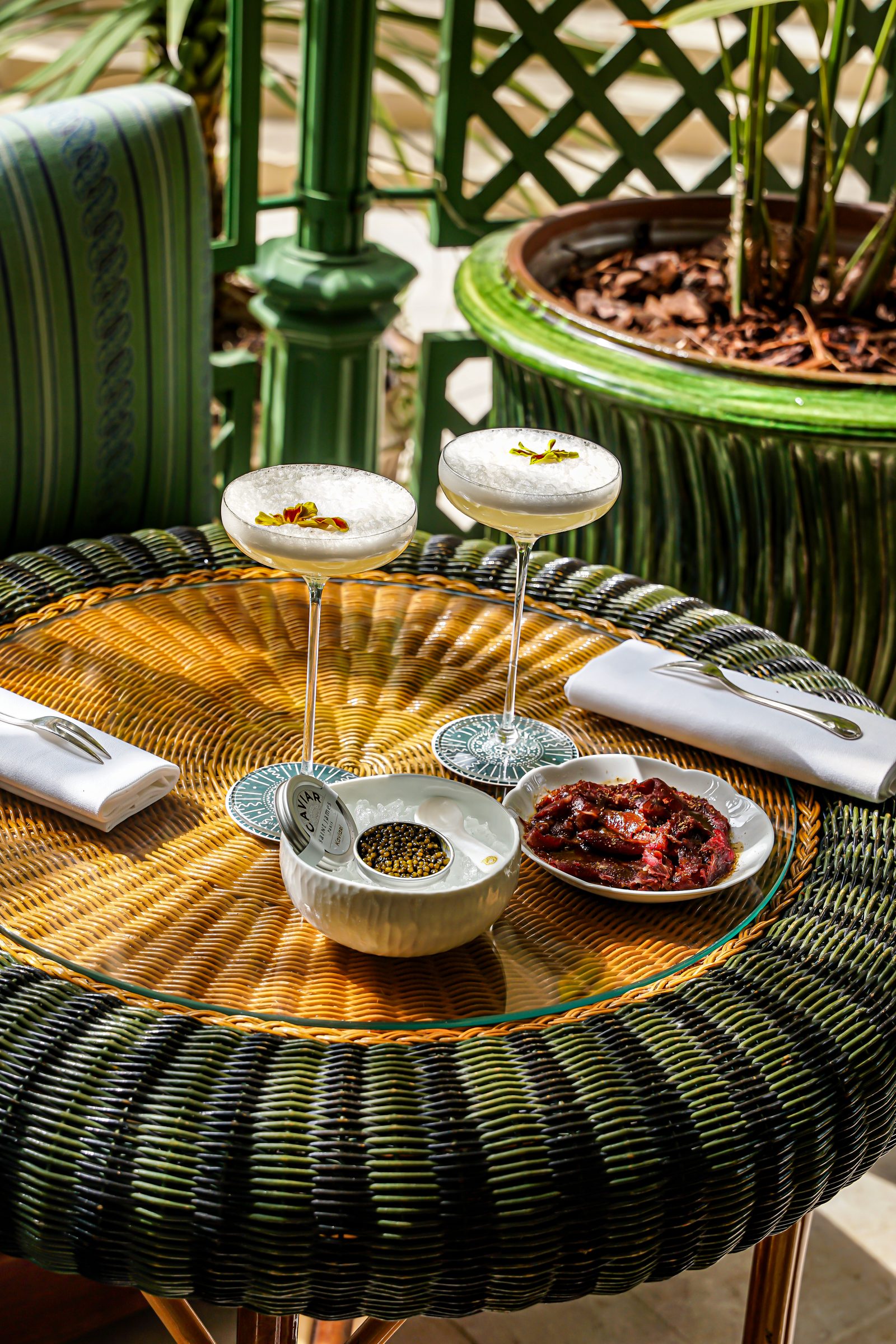 Table dressée caviar et cocktails sur la terrasse-jardin du Saint James Paris