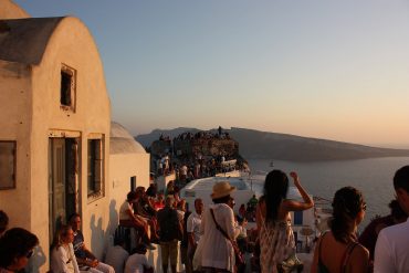 Le village d’Oia et la caldeira de Santorin, en Grèce