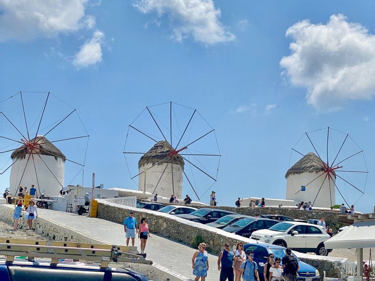 Santorin ou Mykonos : quelle île grecque choisir en 2026 ?