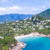 Vue aérienne d'un resort de luxe en bord de mer en Thaïlande