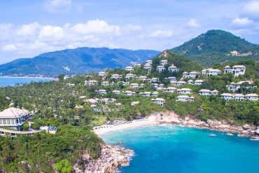 Vue aérienne d'un resort de luxe en bord de mer en Thaïlande