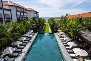 La piscine de The Anam Mui Ne ouverte sur la mer de Chine méridionale au Vietnam