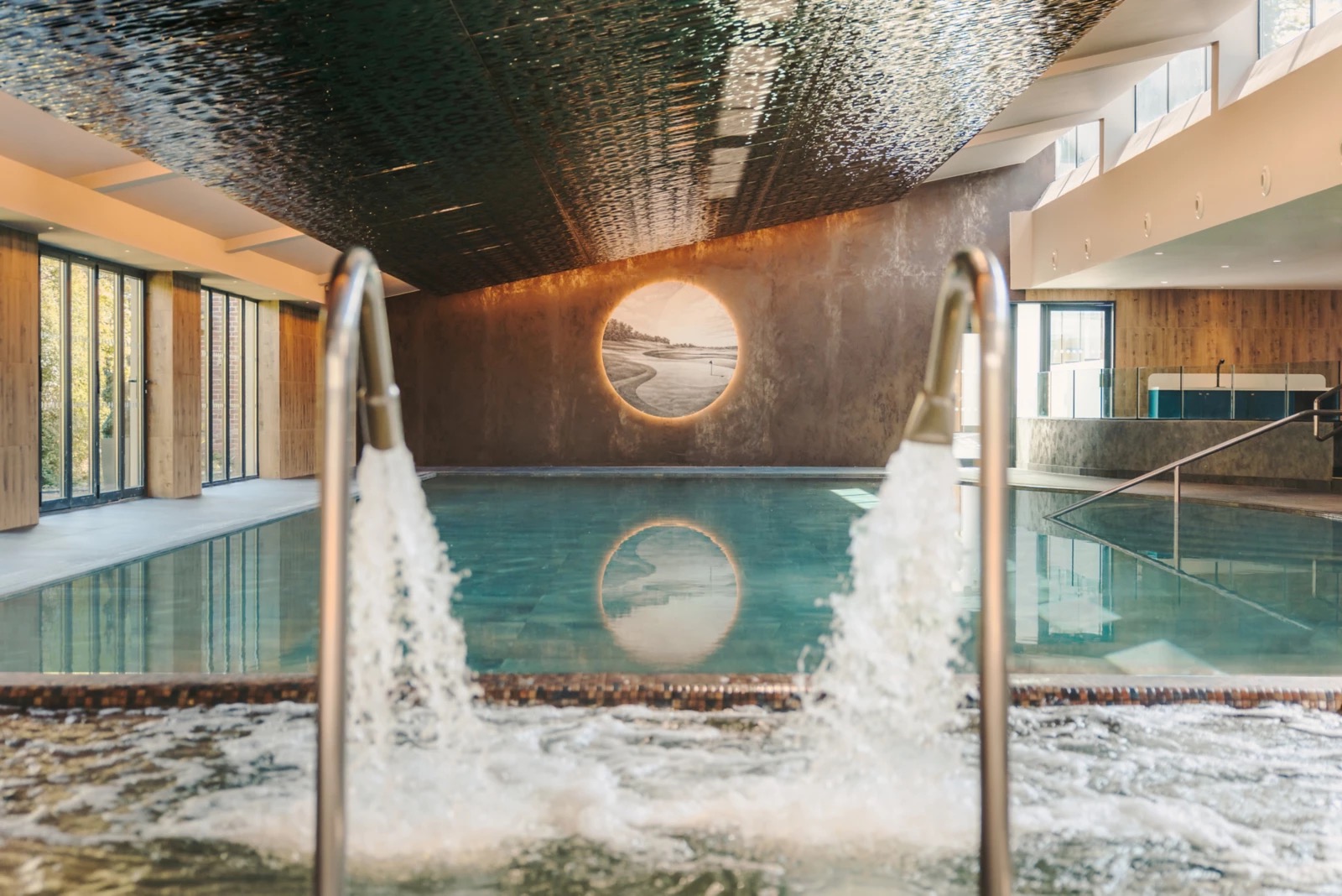 La piscine intérieure du Fairmont Spa au Fairmont Cheshire, The Mere, Royaume-Uni