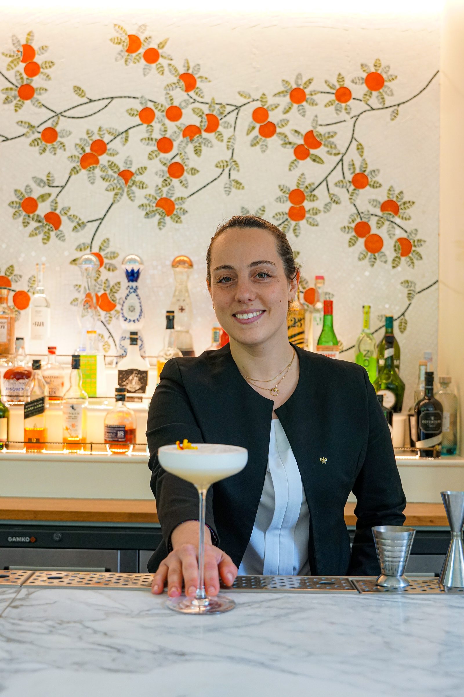 Au bar extérieur du Saint James Paris, deux cocktails de Un Grain de Folie
