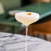 Cocktail signature de mixologie servi sur la terrasse du Saint James Paris