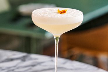 Cocktail signature de mixologie servi sur la terrasse du Saint James Paris