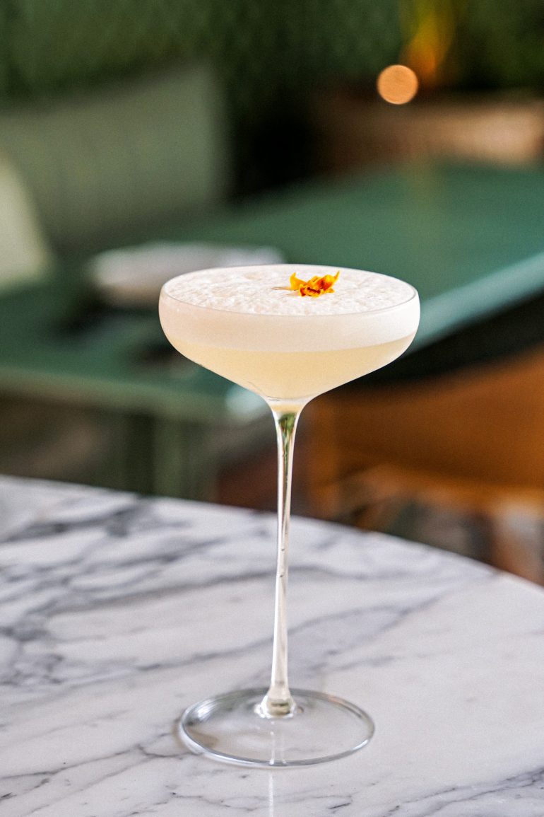 Cocktail signature de mixologie servi sur la terrasse du Saint James Paris