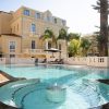 La piscine et la villa néoclassique de la Villa Genesis à Menton