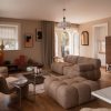 Le salon de la Villa Isis à Dinard, canapé bouclé et esprit seventies face à la mer