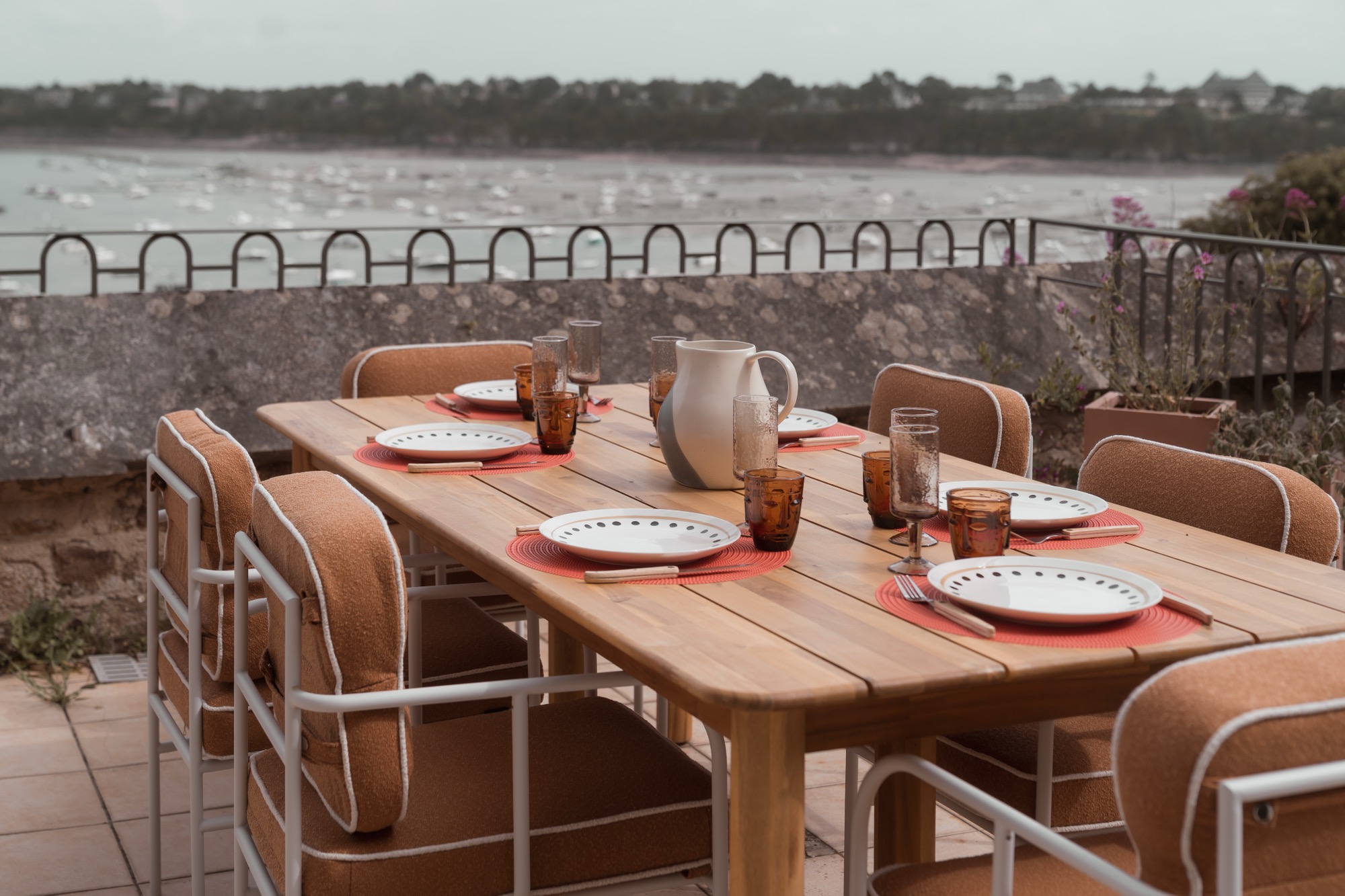 La terrasse plein sud de la Villa Isis, face à la baie et la côte d'Émeraude