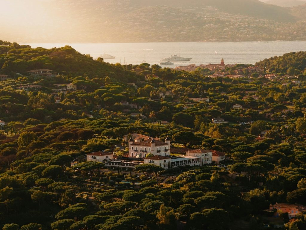 Le Château de La Messardière à Saint-Tropez, qui incarne le White Lotus du Cap dans la saison 4