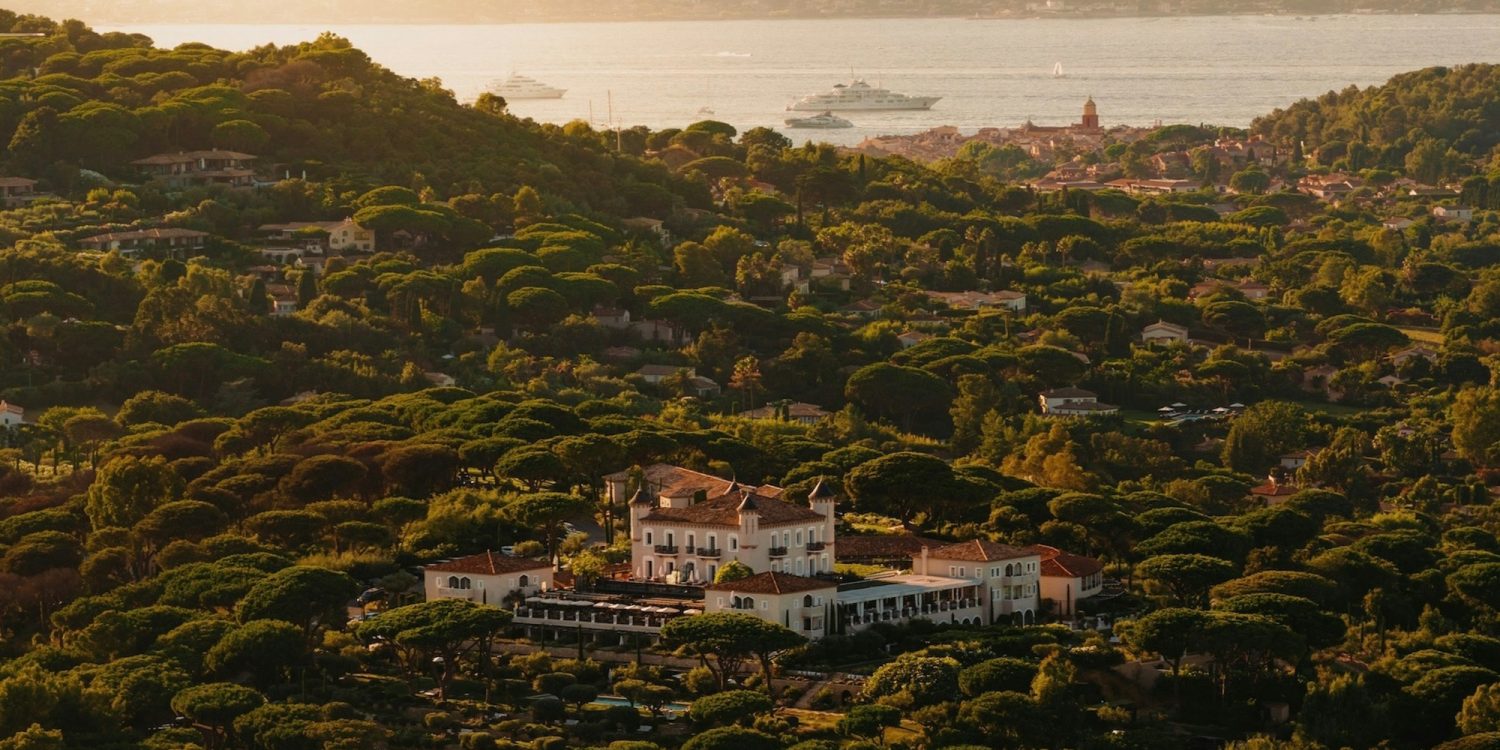 Le Château de La Messardière à Saint-Tropez, qui incarne le White Lotus du Cap dans la saison 4
