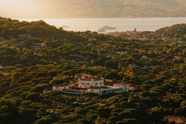 Le Château de La Messardière à Saint-Tropez, qui incarne le White Lotus du Cap dans la saison 4