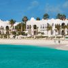 Architecture mauresque blanche et lagon turquoise du Cap Juluca à Anguilla, l'une des 20 plus belles adresses de luxe des Caraïbes