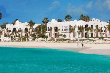 Architecture mauresque blanche et lagon turquoise du Cap Juluca à Anguilla, l'une des 20 plus belles adresses de luxe des Caraïbes