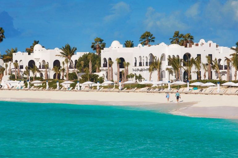 Architecture mauresque blanche et lagon turquoise du Cap Juluca à Anguilla, l'une des 20 plus belles adresses de luxe des Caraïbes