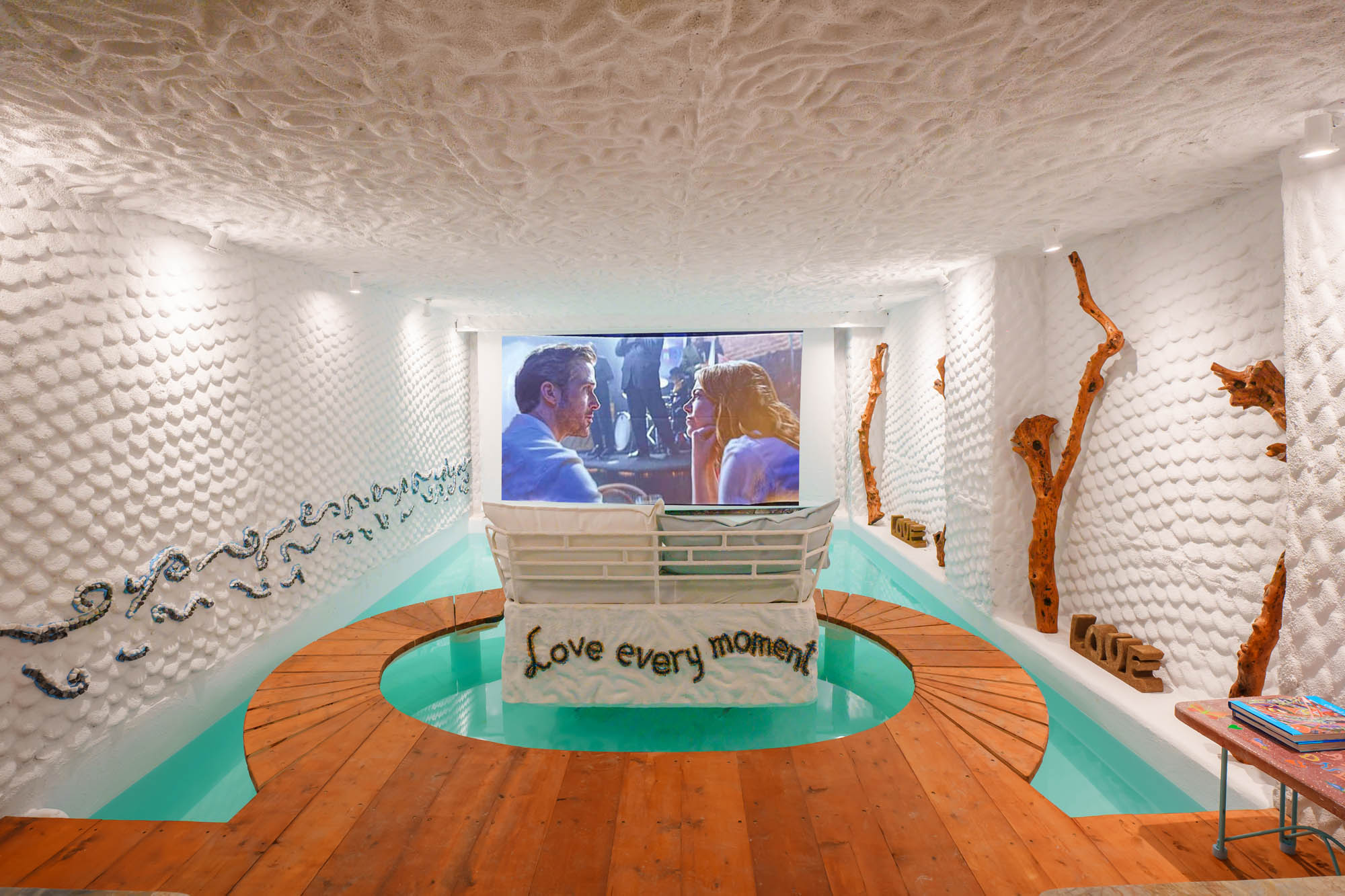 Cinéma au bord de la piscine à l’Agalia Luxury Suites