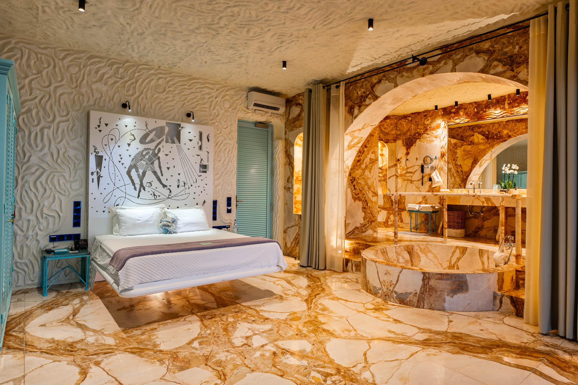 Suite en pierre et marbre à l’Agalia Luxury Suites