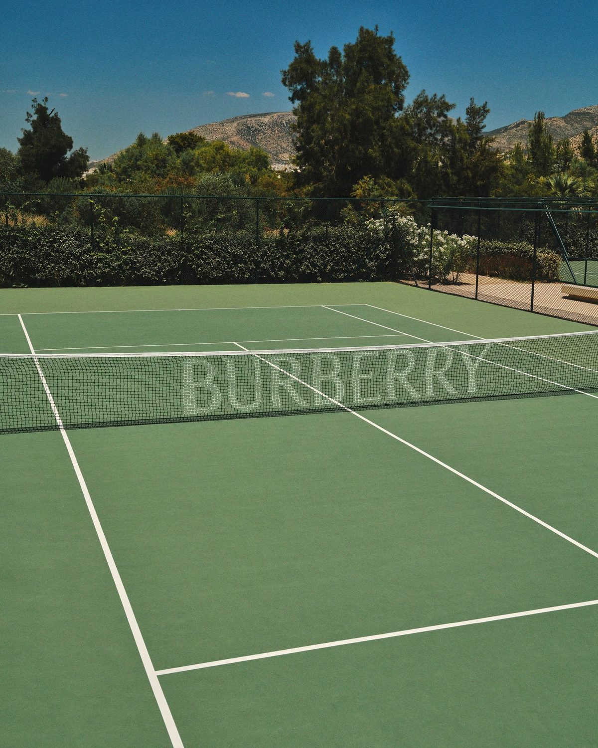 Court de tennis floqué Burberry au One&Only Aesthesis, sur la Riviera athénienne