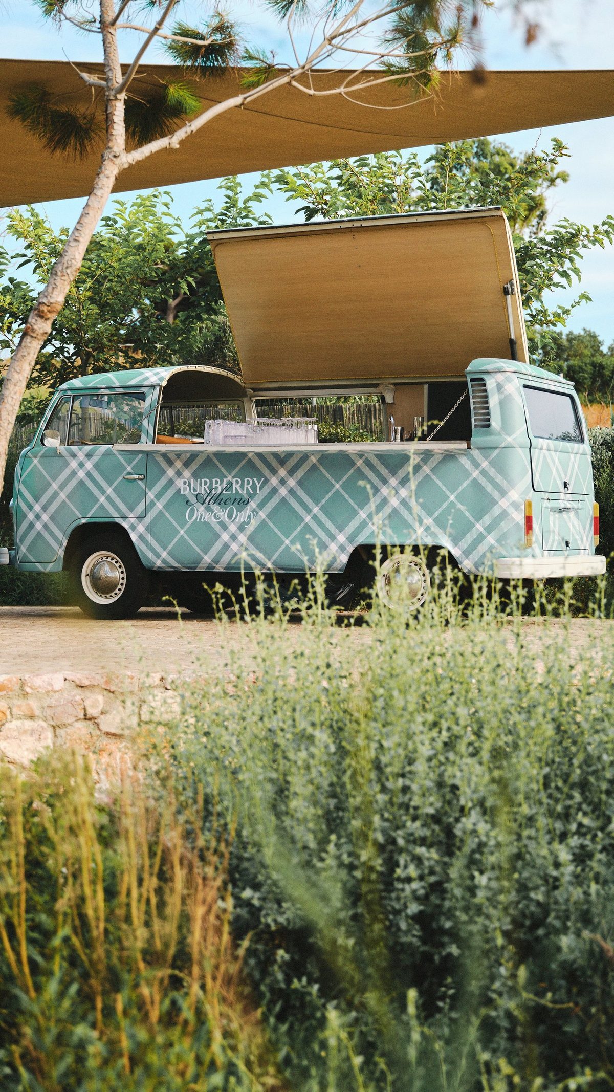 Food truck Burberry aux couleurs turquoise installé au One&Only Aesthesis
