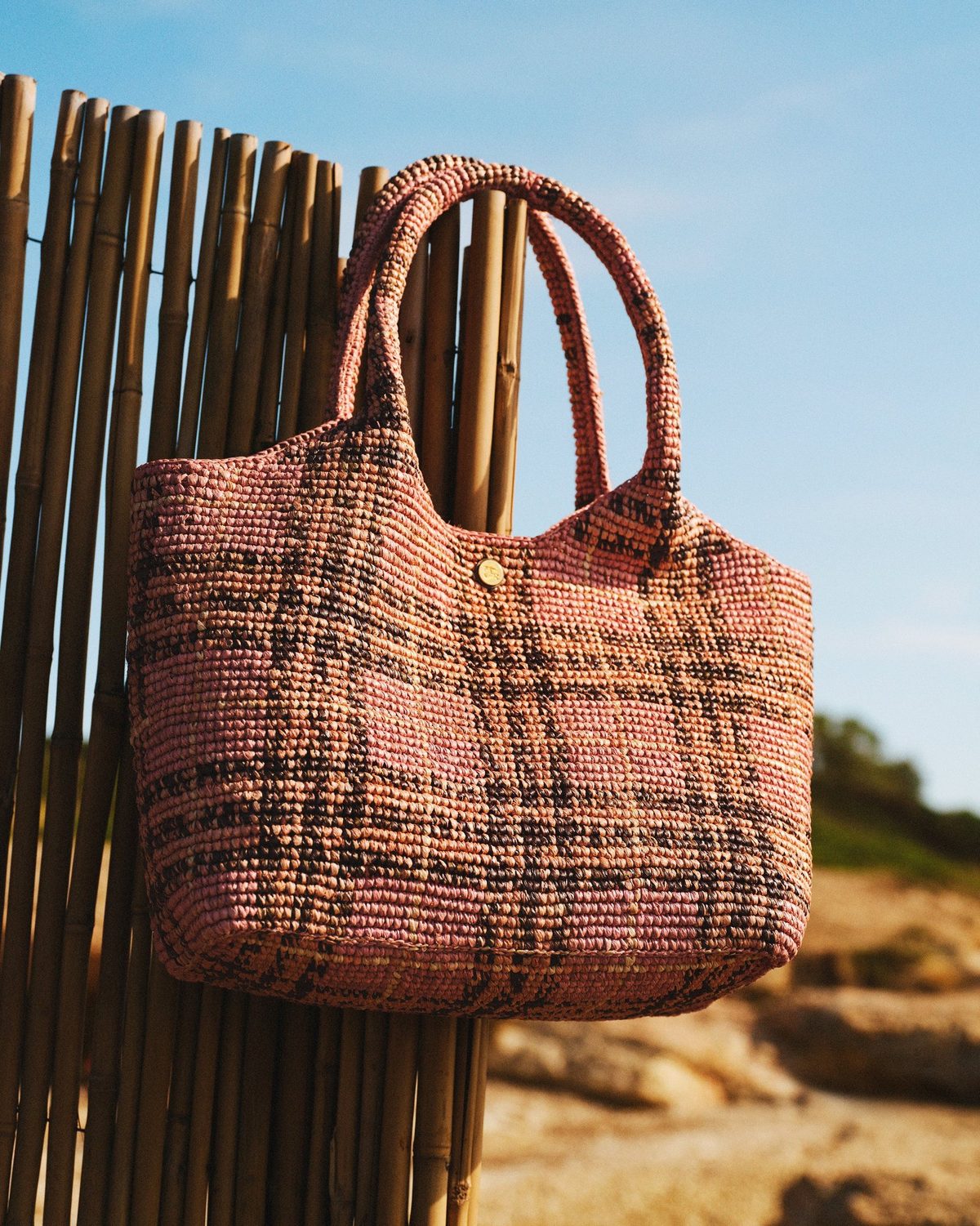 Sac cabas en raphia de la collection été Burberry disponible aux boutiques du One&Only Aesthesis