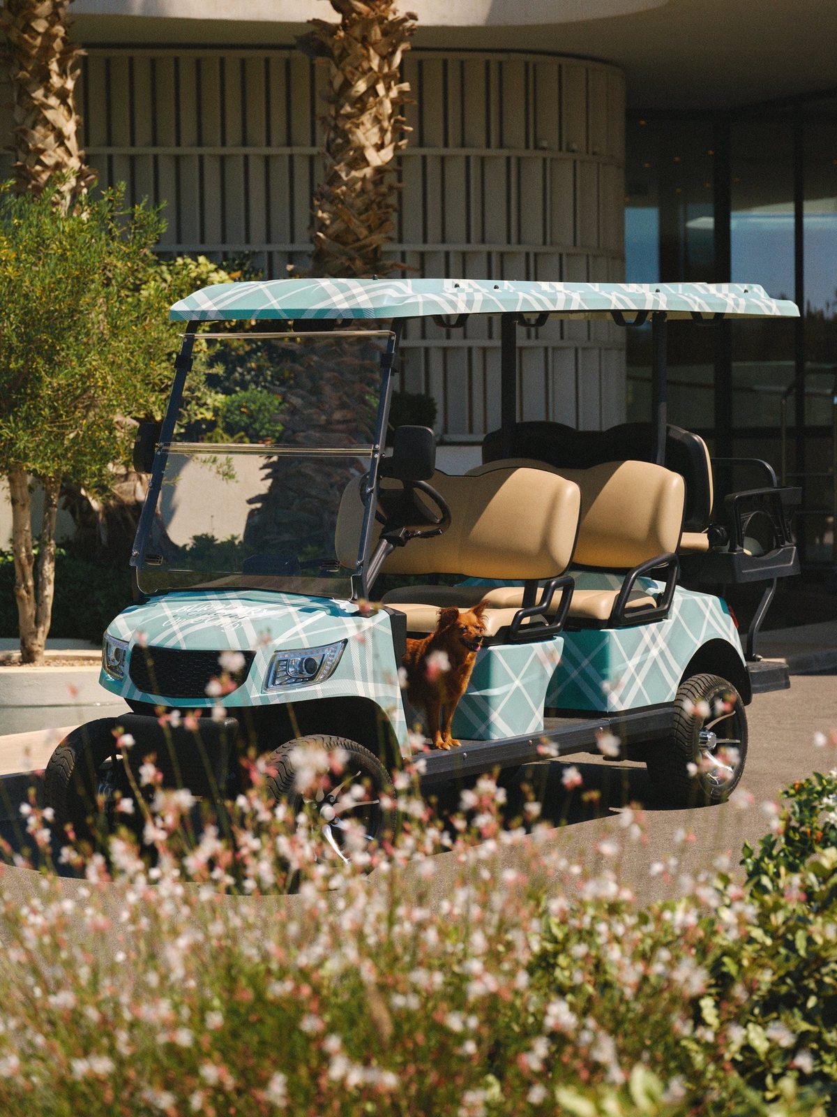 Voiturette de golf habillée du motif House Check turquoise de Burberry au One&Only Aesthesis