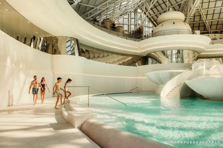 L'architecture iconique et la lagune thermale de Caldea, en Andorre