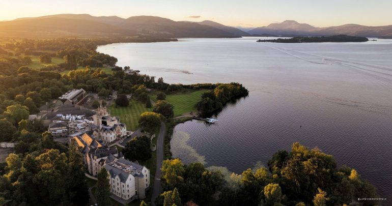 Le resort Cameron House sur les rives du Loch Lomond en Ecosse, au coucher du soleil